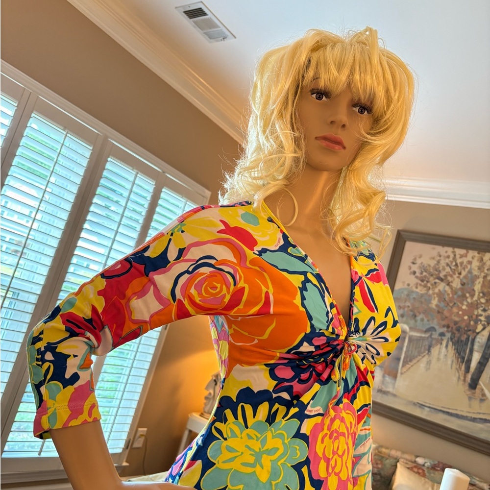 STUNNING, UNIQUE, VERSACE SPORT TOP IN MINT CONDITION.
